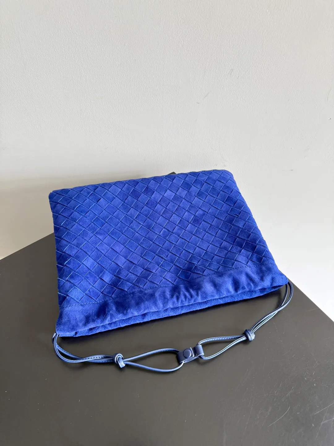Batch 1560 Armpit bags have become a fashionable item that every girl has in their hands in recent years🛍️. The elegant and simple style has won the love of many people of different ages. However, there is an unavoidable trouble with armpit bags, that is, the capacity is too small, and BOTTEGA VENETA’s new Dustbag Considering people's travel needs, the capacity of the garbage bag has been greatly upgraded. Folding umbrellas, water bottles, and girls' makeup powder and lipstick can all be accommodated😎😎. Not only that, considering the increasing number of travel supplies, the inside of the bag is made of technical nylon material, which is very lightweight It is resistant to stains. Even if you have a lot of things when traveling, it can reduce the burden to a certain extent. The shoulder straps are designed with knots and can be changed at will. It can be used for hand holding or as the liner of a large bag. After the drawstring is drawn, it looks like a cloud bag. It is very suitable for concave styling when traveling in autumn and winter. 🙋🏻‍♀️ Style number: 796728 Size: 32*23*1cm